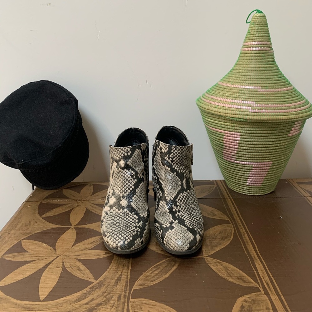 🐍Black & white snakeskin boots🐍